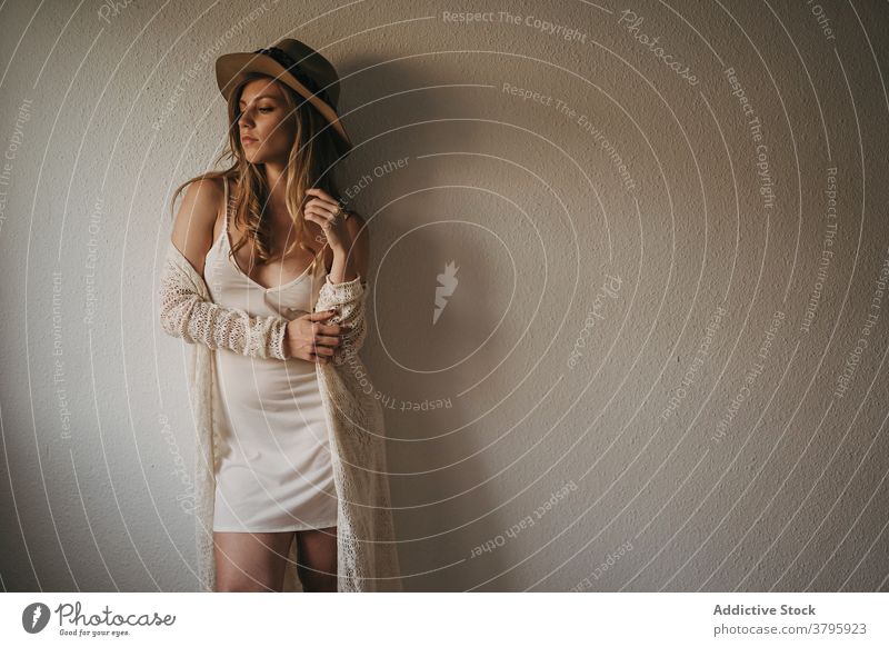 Stilvolle sinnliche Frau in der Nähe der Wand stylisch Vorschein verträumt feminin sensibel Strohhut Model wehmütig verführerisch schlanke heimwärts Bekleidung