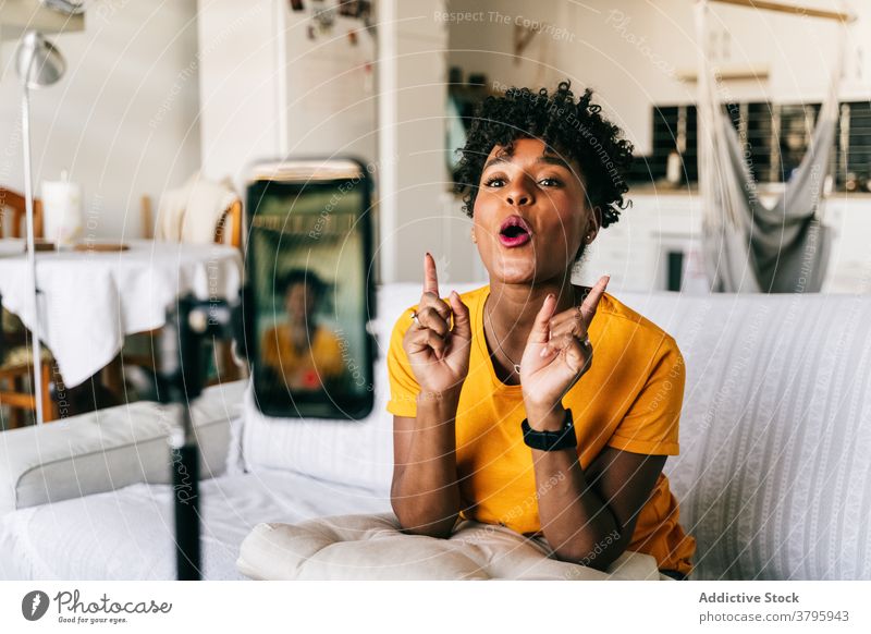 Schwarze Frau nimmt Video für soziale Medien auf Blogger Aufzeichnen Smartphone heiter soziales Netzwerk vlog Inhalt online jung Afroamerikaner schwarz ethnisch