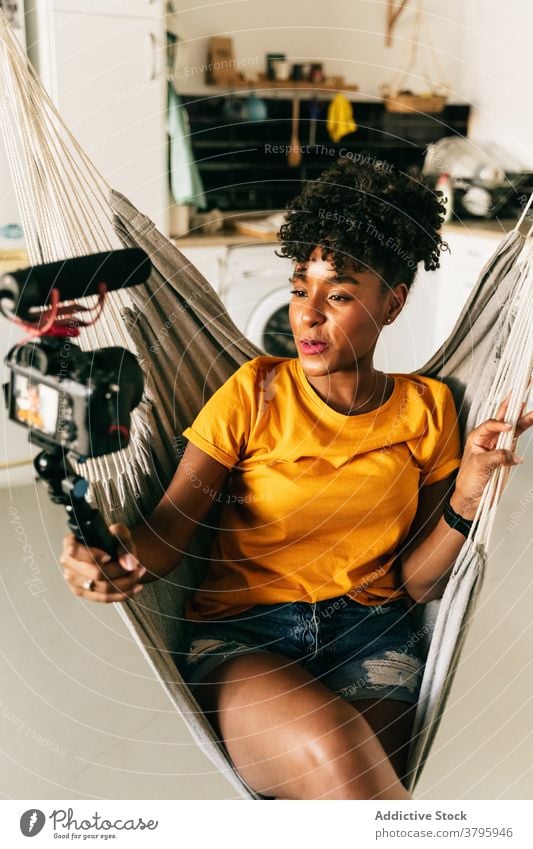 Schwarze Frau nimmt Video für soziale Medien auf Blogger Aufzeichnen heiter soziales Netzwerk Inhalt online jung Afroamerikaner schwarz ethnisch heimwärts Gerät