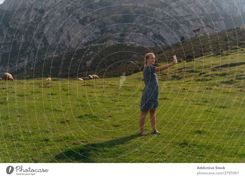 Frau, die selfie mit spektakulären Berge Tal auf Hintergrund Hochland fotografieren Smartphone Berge u. Gebirge erstaunlich Landschaft Gedächtnis Moment Telefon