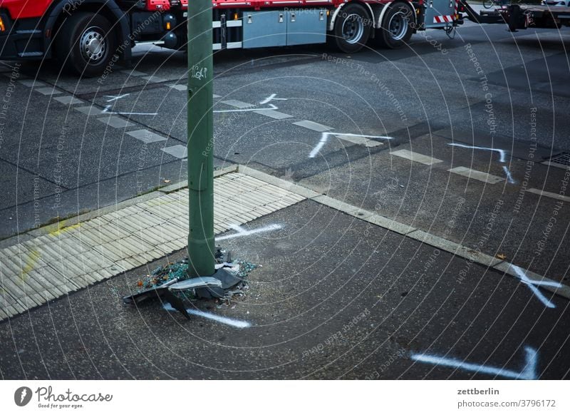 Unfallstelle abbiegen asphalt ecke fahrbahnmarkierung fahrradweg hinweis kante kurve linie navi navigation orientierung pfeil rechts richtung straße wegweiser