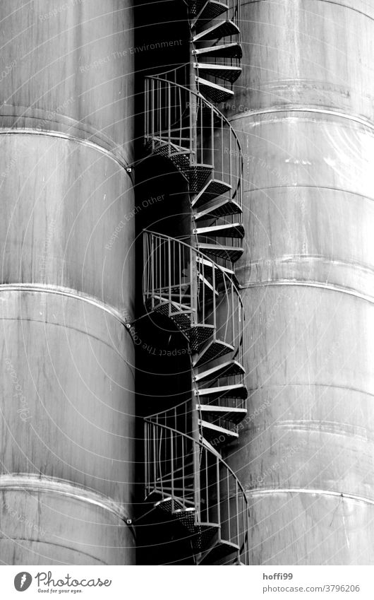 Treppe zwischen den Tanks Wendeltreppe Industrieanlage Kurve Lagerschuppen Gasometer Hafen Energiewirtschaft Silo Treppengeländer Gastank Öltank Fassade