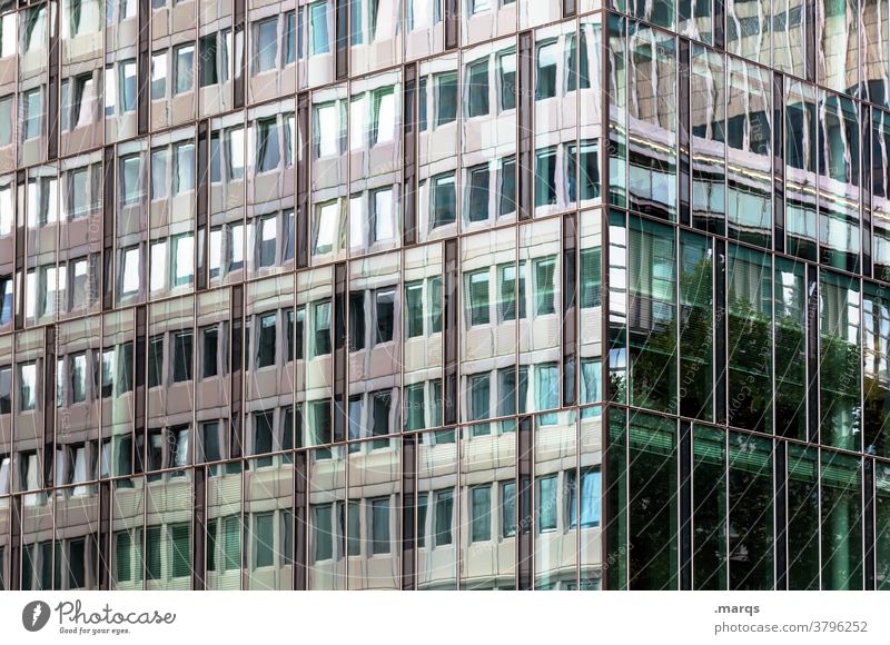 Reflektierende Glasfassade Fassade Reflexion & Spiegelung Gebäude Architektur Hochhaus Bauwerk Fenster modern Strukturen & Formen Bankgebäude Muster Bürogebäude