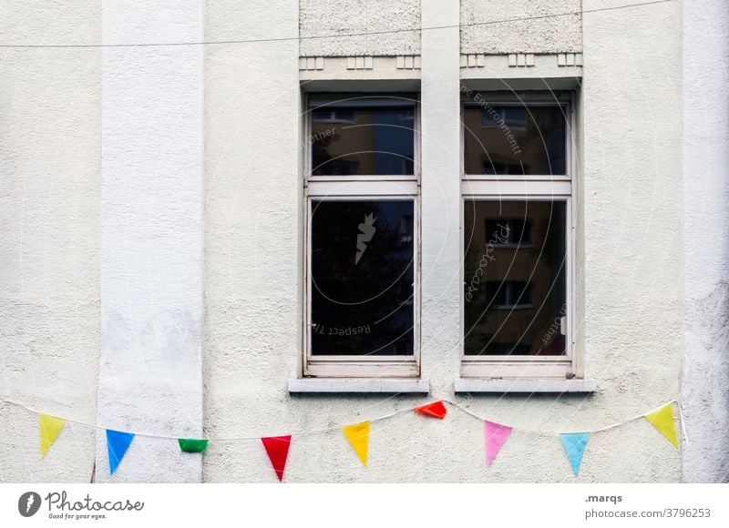 Wimpel Dekoration & Verzierung Gebetsfahnen Fassade weiß bunt Wimpelkette mehrfarbig Fenster Spektrum Wand Hauswand