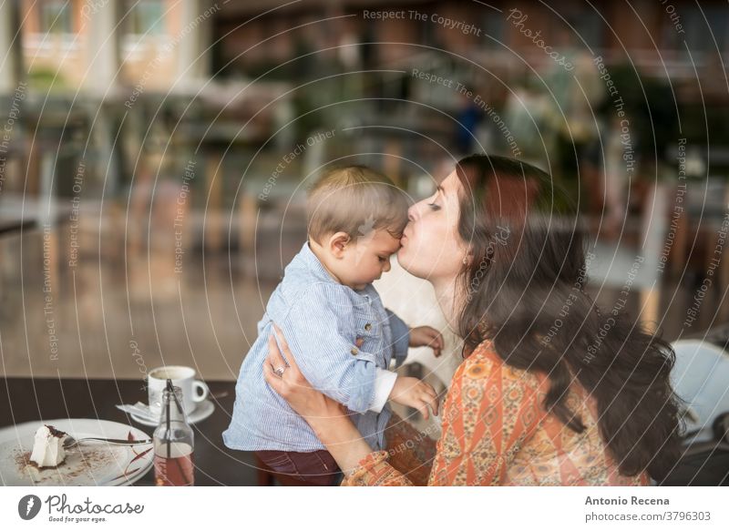 Mutter küsst kleines Baby an der Bar Mutters Tag Kuss Sohn Restaurant Liebe Lebensstile Menschen Frauen Kind Kinder Junge Pflege Eltern Muttertag Spanisch