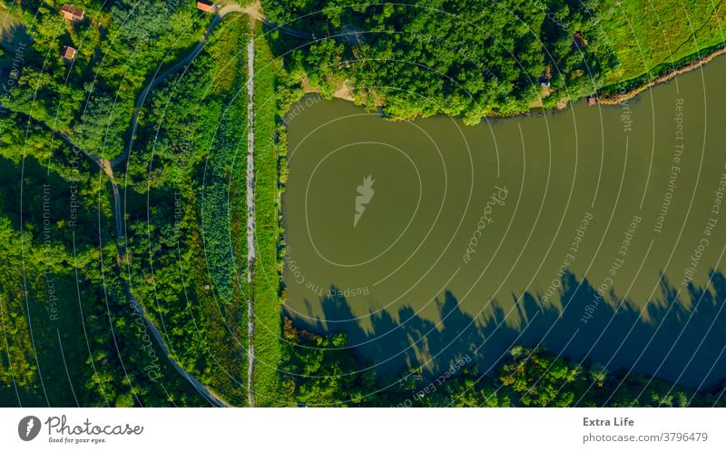 Luftaufnahme über dem Seedamm, Wochenendresort im Wald in Wassernähe oben Antenne Schutzdach Küste Küstenlinie Cottage Land Landschaft kultiviert