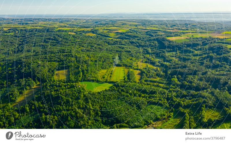 Luftaufnahme einer grünen Landschaft oben quer Antenne anbaufähig Buchse Schutzdach kultiviert Bodenbearbeitung laubabwerfend Dröhnen Ökosystem Umwelt Ackerland
