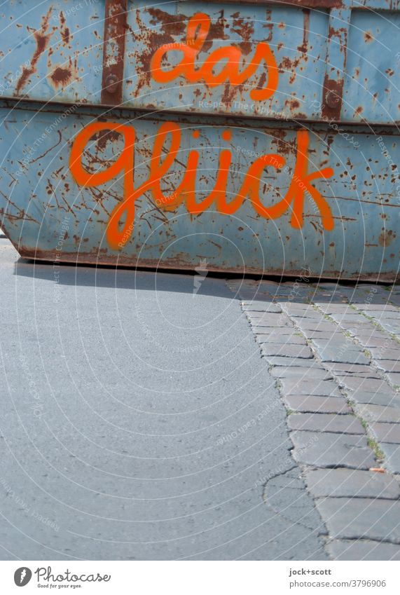 das Glück rostet nicht Straßenkunst Subkultur Metall Rost Graffiti Schriftzeichen positiv orange Kreativität Container Handschrift Wort Zahn der Zeit Abnutzung