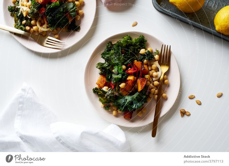 Nahrhafter Salat mit Kichererbsen Kürbis Lebensmittel Salatbeilage Kale Gemüse Mahlzeit Vegetarier Gesundheit Abendessen Veganer Schalen & Schüsseln grün Teller
