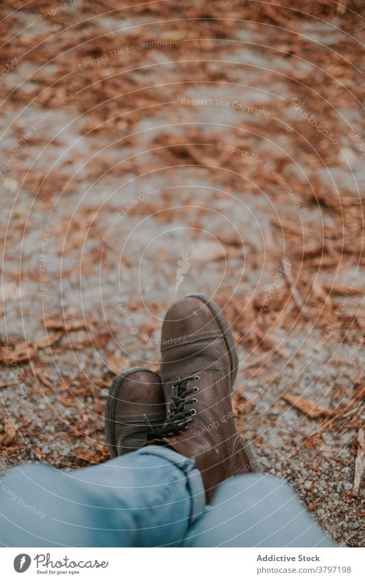 Crop Reisende in Stiefel im Herbst Park Reisender Mann Schuhe Trekking Saison Natur Blatt männlich fallen natürlich Umwelt sich[Akk] entspannen ruhen