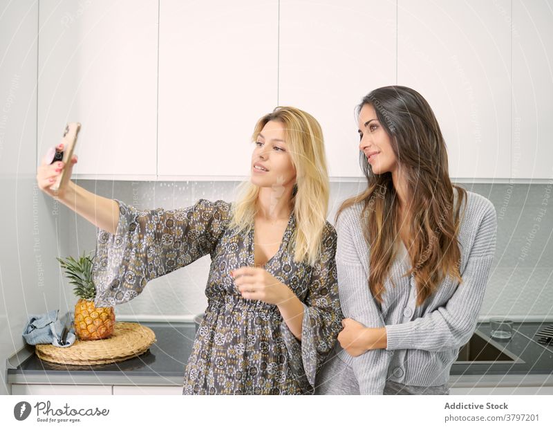 Junge Frauen nehmen selfie während der Herstellung Dessert in der Küche Selfie Kuchen wüst Zusammensein Smartphone Freund vorbereiten Lebensmittel heimwärts