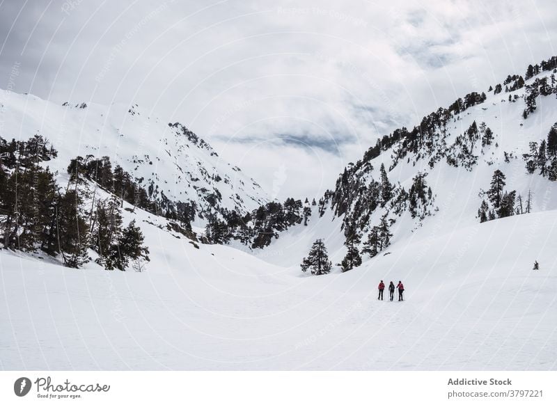 Winterlandschaft mit verschneiten Bergen reisen Berge u. Gebirge Landschaft Fundstück Hügel im Freien kalt Erholung Schnee Abenteuer Ski Ambitus Tourismus
