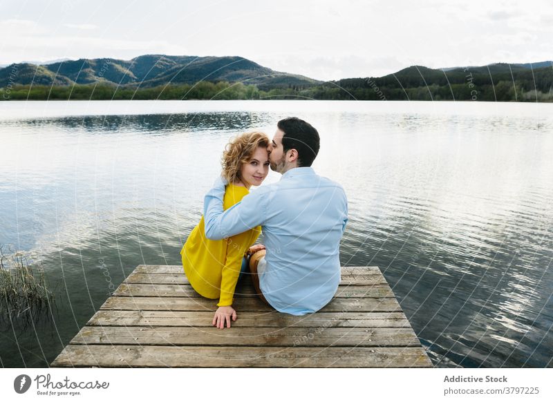 Zufriedenes Paar umarmt auf Pier im Sommer hölzern See Umarmen Liebe Angebot Partnerschaft Teich sorgenfrei Windstille Freundin sanft romantisch Zuneigung