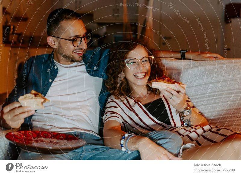Junges Paar beobachten Film auf Laptop und essen Pizza zu Hause zuschauen kuscheln unterhalten Liebe romantisch sich[Akk] entspannen Liege Zusammensein