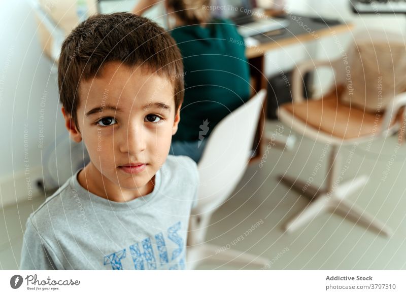 Positiv stehender Junge in moderner Computerklasse positiv Inhalt Windstille Schuljunge klug Bildung Kind Entwicklung Apparatur lässig Raum Arbeitsplatz Gerät
