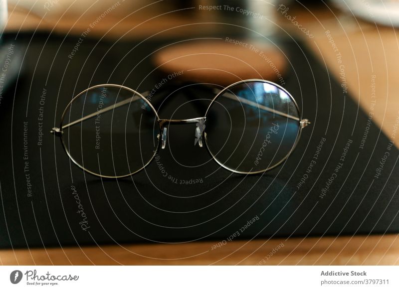 Stilvolle runde Brillen auf Holztisch kreisen klassisch optisch Linse Spektakel Bifokalbrille Kurzsichtigkeit Astigmatismus Dioptrie Okular Accessoire