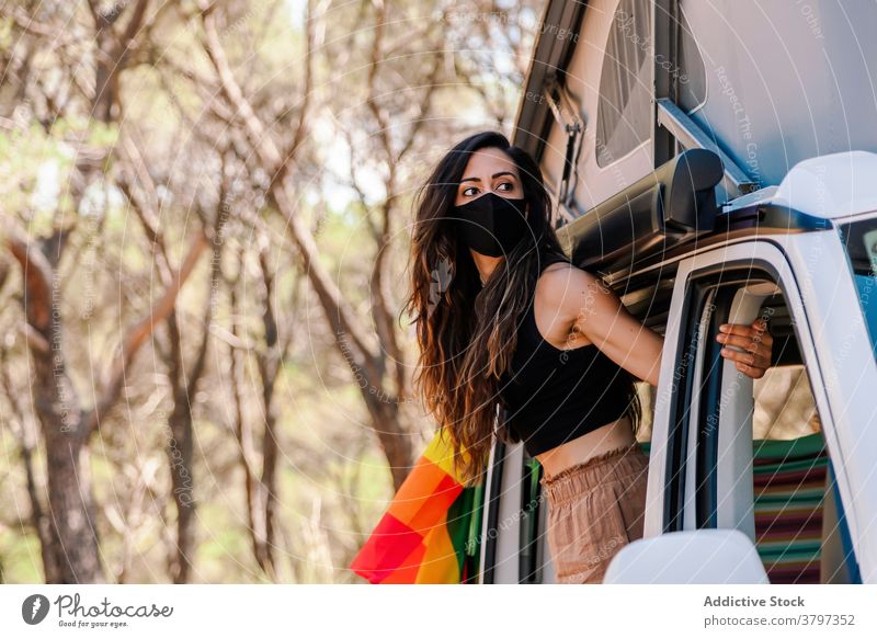 Frau steigt im Wald aus einem Lieferwagen aus Kleintransporter Picknick Wochenende Coronavirus Pandemie Wälder sich[Akk] entspannen ruhen Feiertag Sicherheit