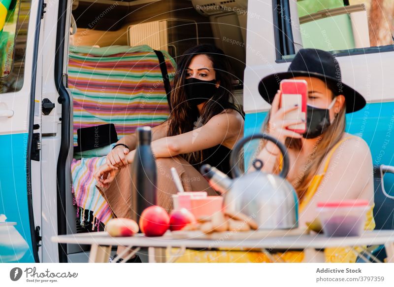 Frauen entspannen im Van im Sommer Picknick Kleintransporter Freund Zusammensein Coronavirus Mundschutz behüten sich[Akk] entspannen Freundschaft Natur