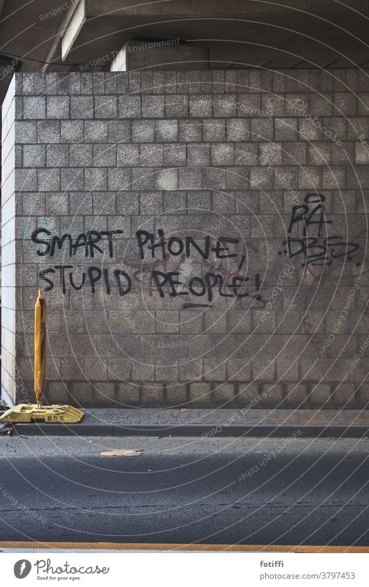 Ansichtssache Graffiti Botschaft Spruch Menschenleer Smartphone Technik & Technologie Anwendung Werkzeug gebrauchen Perspektive Nachricht Internet sprayen urban
