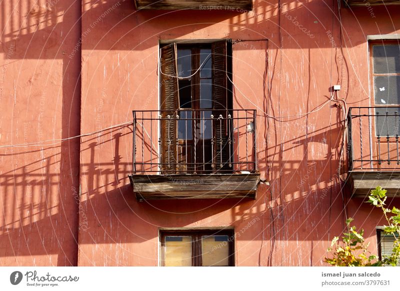 Balkon und Fenster an der roten Fassade des Hauses Zaun Gebäude Außenseite heimwärts Straße Großstadt im Freien Farbe farbenfroh Struktur Architektur