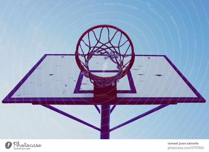 Straßenbasketballkorb und blauer Himmel Reifen Basketball Korb Silhouette kreisen anketten metallisch Netz Sport Sportgerät spielen Spielen spielerisch alt Park