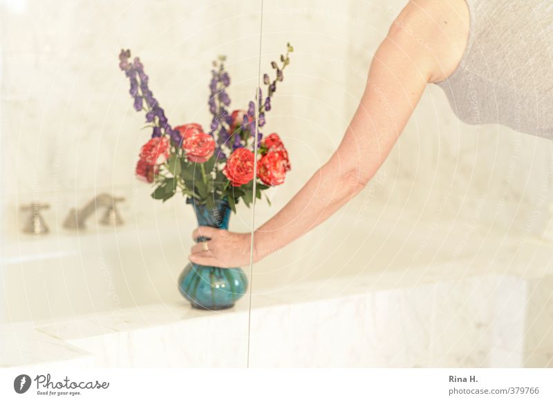 In memoriam Stil Häusliches Leben Badewanne feminin 1 Mensch hell blau Blumenstrauß Blumenvase Rose Fingerhut Wasserhahn hinstellen Arme Hand Oberkörper Profil