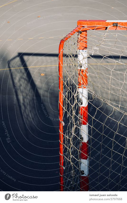 alte Fußballtor-Sportausrüstung, Straßenfußball in der Stadt Bilbao Spanien Feld Gericht Fußballfeld Tor Netz Seil Sportgerät spielen Spielen Verlassen Park