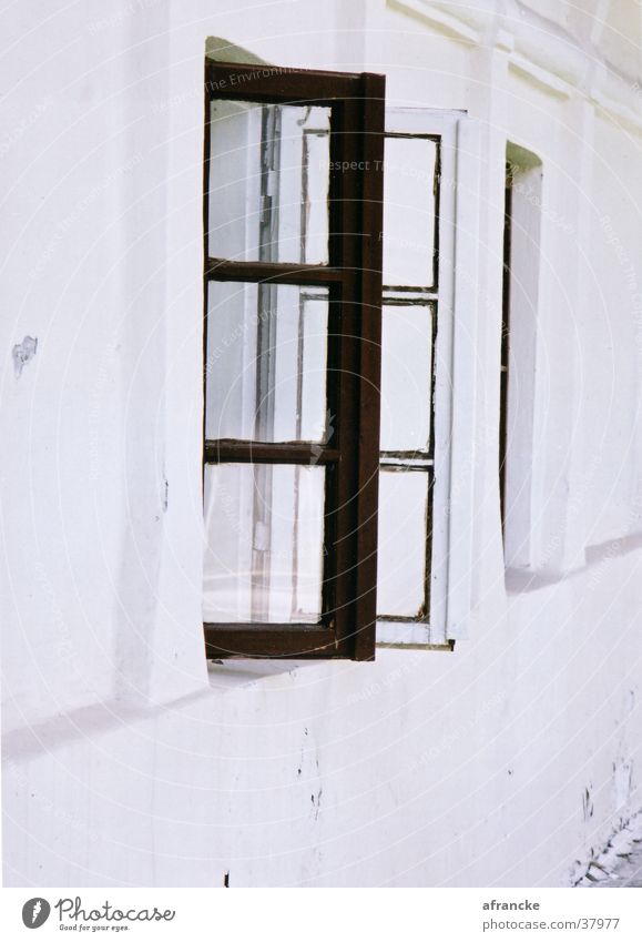 Ausblick Fenster Haus weiß Rumänien Wand Architektur Graffiti