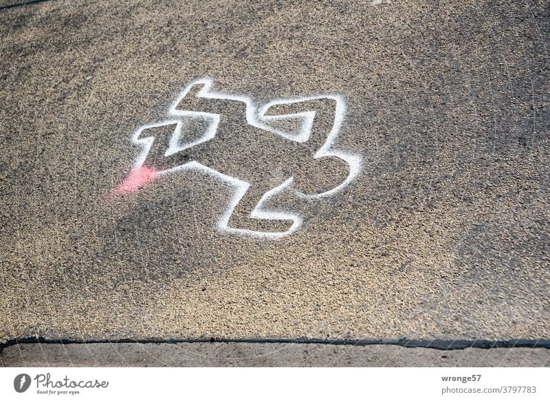 Tatort Straße III | mit weißer Sprühfarbe auf schwarzem Asphalt markierte Umrisse einer auf der Straße liegenden Person Straßenverkehr Verkehr Verkehrswege