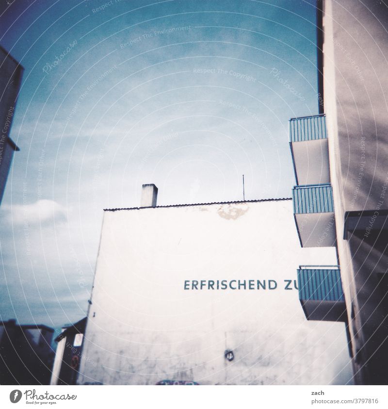 Erfrischend Menschenleer Erfrischung weiß blau eckig alt Häusliches Leben Schriftzeichen Zeichen Balkon Wand Mauer Kassel Stadt Haus Bauwerk Schönes Wetter Dia