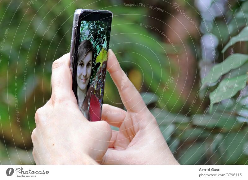 Eine junge Frau macht mit ihrem Smartphone ein Selbstporträts. Ein Selfie mit dem Handy frau handy smartphone mobiltelefon foto selfie selbstportrait
