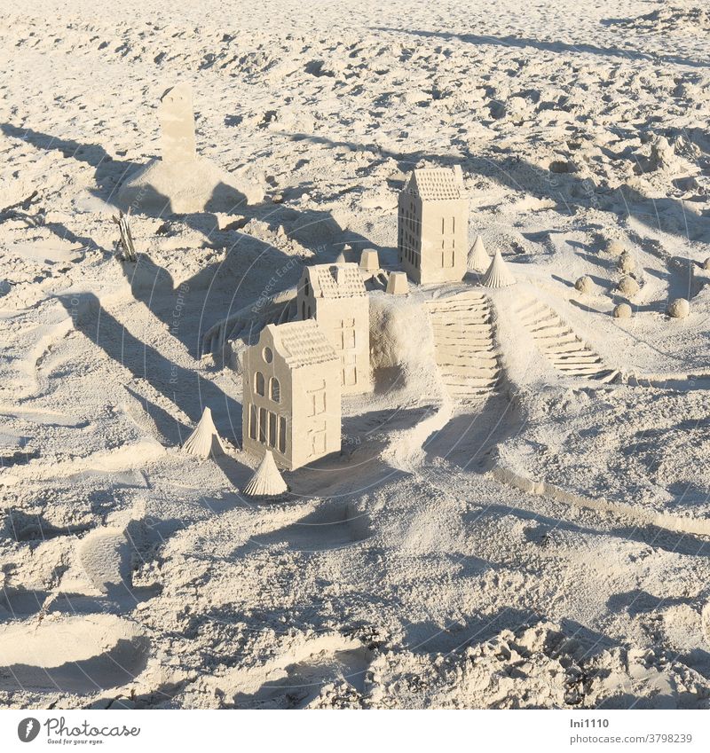 Häuser mit Meerblick Häuser aus Sand Strand vergänglich Sandkunst Spaß bauen Freude Spielen Urlaub Hobby Insel Wangerooge rechteckig Bäume Treppen Wohnanlage
