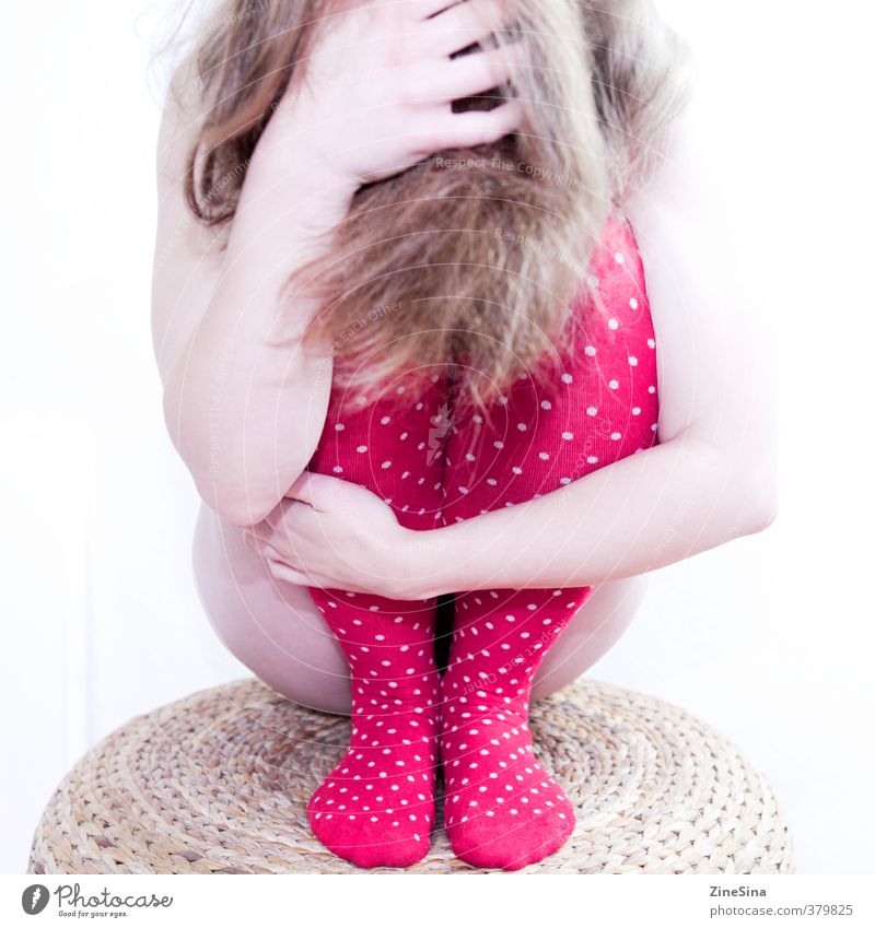 . feminin 1 Mensch 18-30 Jahre Jugendliche Erwachsene Strümpfe blond rot Farbfoto Studioaufnahme
