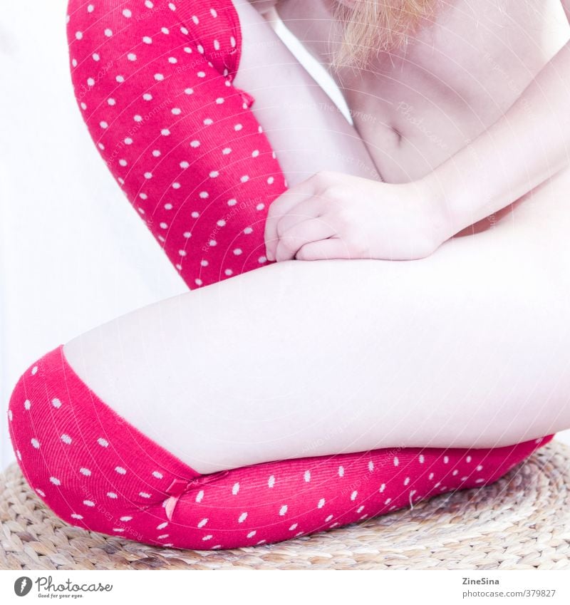 . feminin Junge Frau Jugendliche Haut Bauch Beine 1 Mensch 18-30 Jahre Erwachsene Strümpfe hocken sitzen warten authentisch rot Zufriedenheit Farbfoto