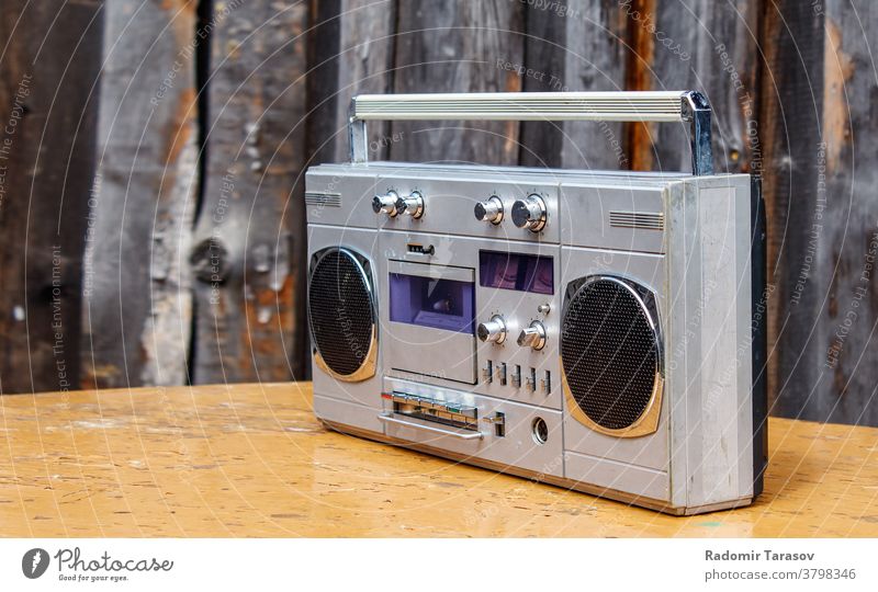 Retro-Kassettenspieler auf dem Tisch Musik Klang Radio retro Klebeband stereo Redner Spieler altehrwürdig Audio Stil Objekt Entertainment Technik & Technologie