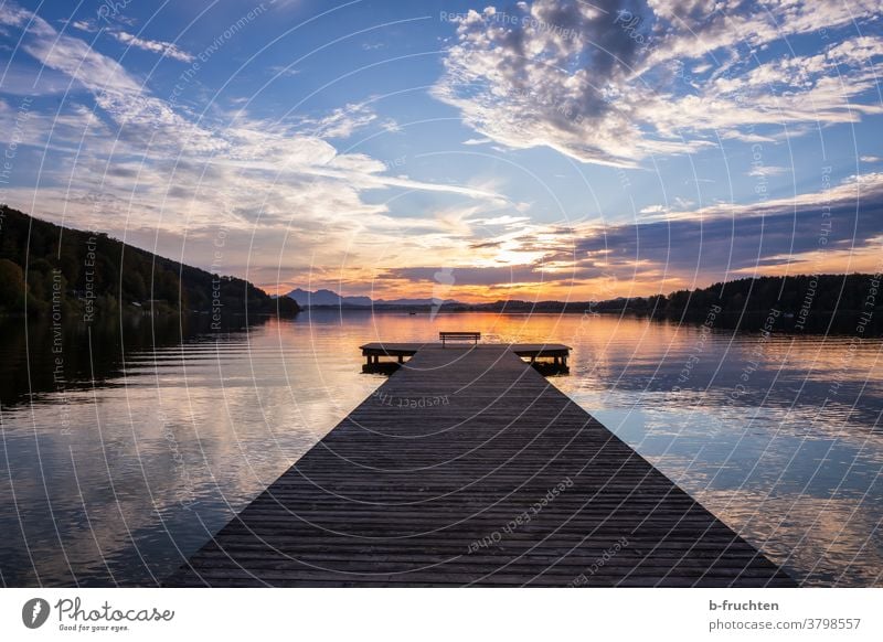 Steg in der Abenddämmerung Wasser See Sonnenuntergang blau Romantik Einsamkeit Erholung Reflexion & Spiegelung Himmel ruhig Landschaft Seeufer Dämmerung