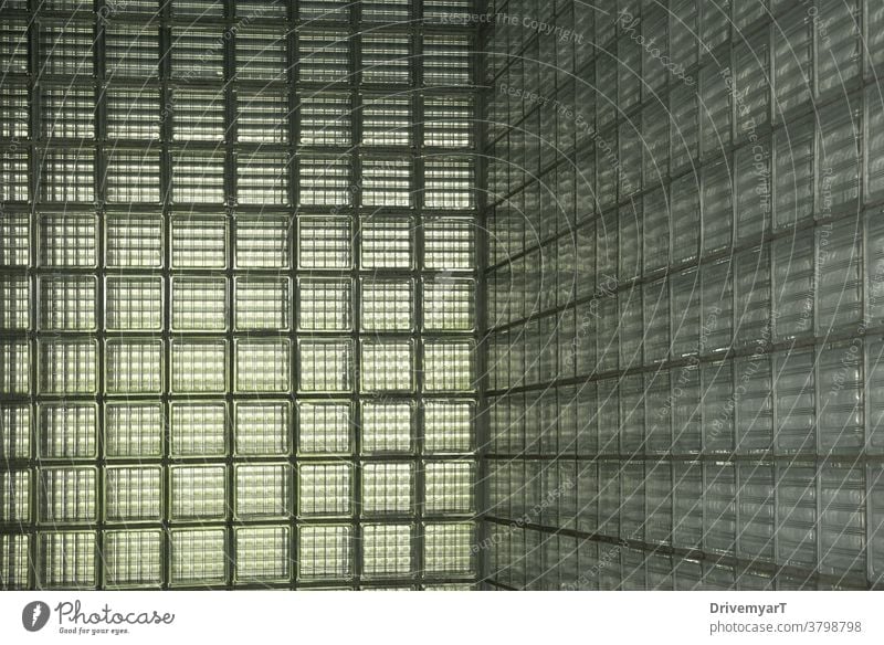 Eingangshalle mit Glasfliesenwänden Kacheln Quadrat Wand Licht Sonnenlicht grün grau Innenbereich Textur Oberfläche Schatten nuance Atmosphäre Ambiente kalt