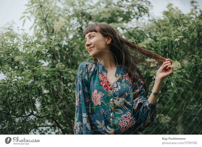 Porträt einer lächelnden Frau in der Natur Erwachsener attraktiv Gleichgewicht schön braune Haare brünett heiter Selbstvertrauen selbstbewusst Landschaft