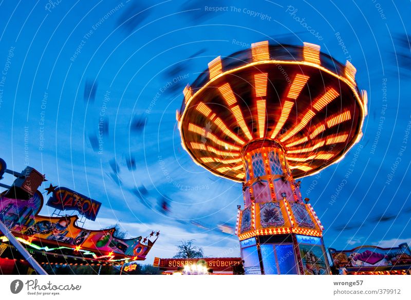 Flug durch den Abend Freude Jahrmarkt drehen schaukeln blau mehrfarbig Freizeit & Hobby Fahrgeschäfte Karussell Kreisel Kettenkarussell Beleuchtung