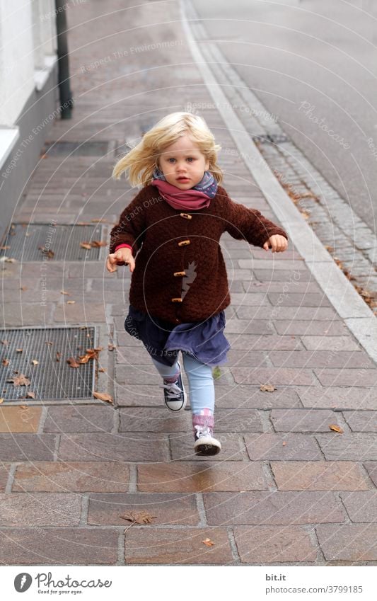 smilla rennt rennen laufen springen Kind Herbst herbstlich Mädchen Mensch Straße gehweg Bürgersteig Bewegung Spielen Stadt Kindheit Glück Fröhlichkeit