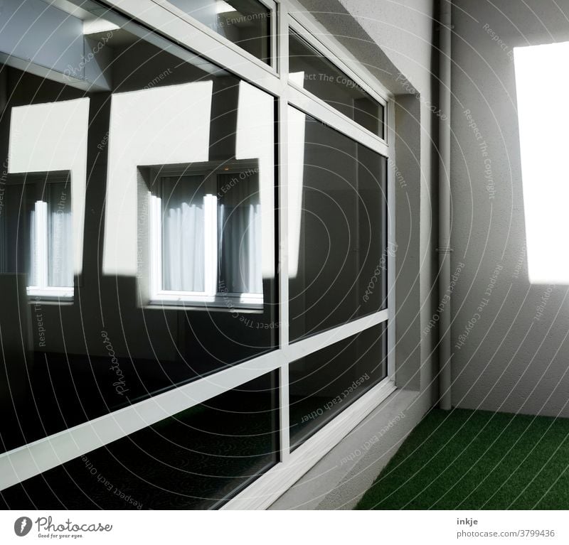 Sonne und Schatten und Fenster und Ecke und Rasen menschenleer weiß schwarz grün Gebäude Architektur Spiegelung Kontrast Winkel hell dunkel sauber Schattenwurf