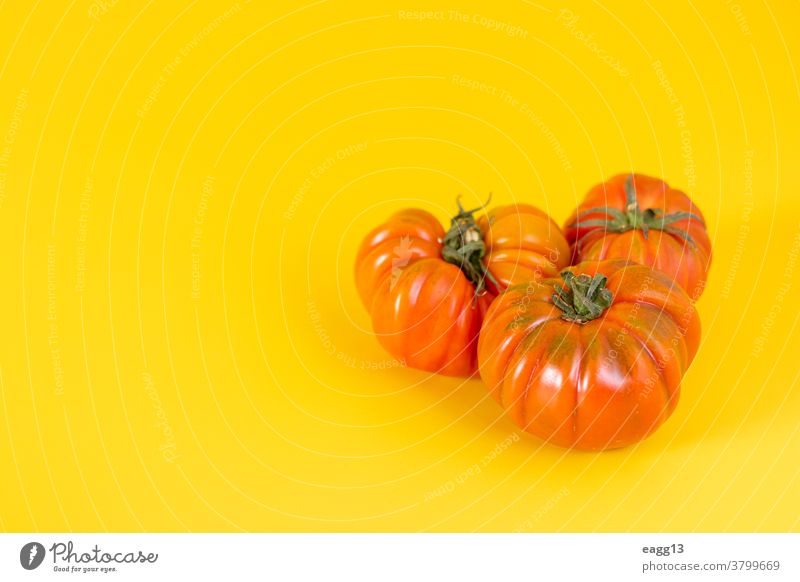 Ansicht schöner roter Erbstücktomaten auf gelbem Hintergrund Überfluss Ernährung Nahaufnahme Farben bunt Zusammensetzung Vielfalt Öko Ökologie Landwirtschaft