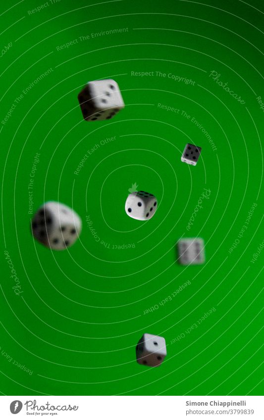 Würfeln auf grünem Hintergrund werfen Glücksspiel Spielen würfeln Farbfoto Kurhaus Spielsucht