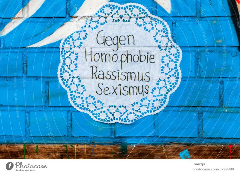 Gegen Homophobie Rassismus Sexismus protestieren Mauer blau Dekoration & Verzierung Schriftzeichen Muster Solidarität Gesellschaft (Soziologie) Menschlichkeit