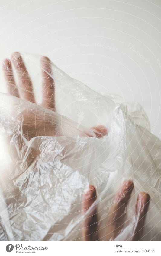 Hände | gefangen in Plastik Kunststoff Frau Recycling Qual Verpackung Körper Gesicht Kunststoffverpackung Umweltverschmutzung Müll Problematik Plastiktüte