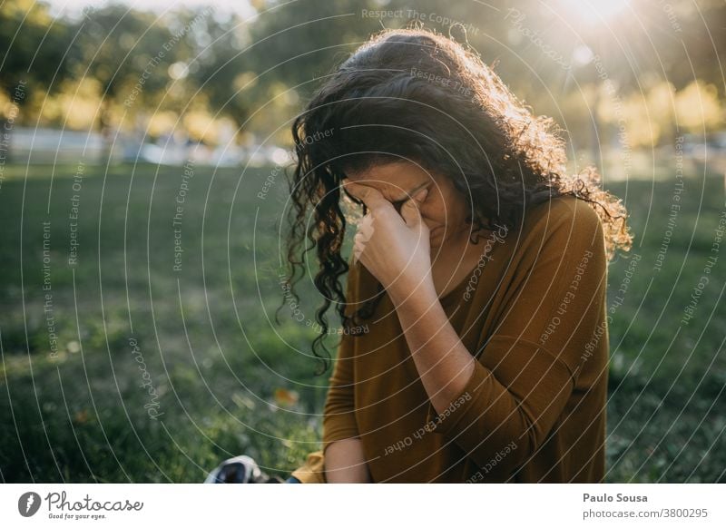 Frau mit Kopfschmerzen Menschen Kaukasier Migräne Außenaufnahme Person jung Farbfoto Erwachsene Depression Erschöpfung müde schön traurig unglücklich Schmerz
