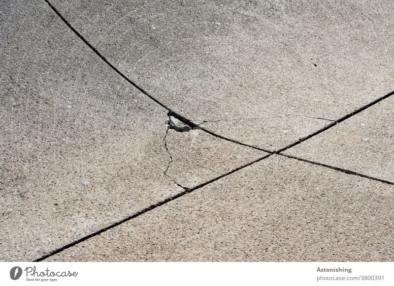 Betonplatten-Kreuzung Belag kaputt Bruch grau Befestigung befestigt Außenaufnahme Straße Menschenleer Wege & Pfade Verkehrswege Textfreiraum oben