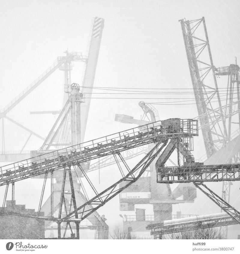Winterstimmung im Hafen bei Schneegestöber und Nebel Hafenkran Kaianlage Schneeflocke Nebelschleier Nebelstimmung Beladung Pier Verladekran Ausleger Logistik