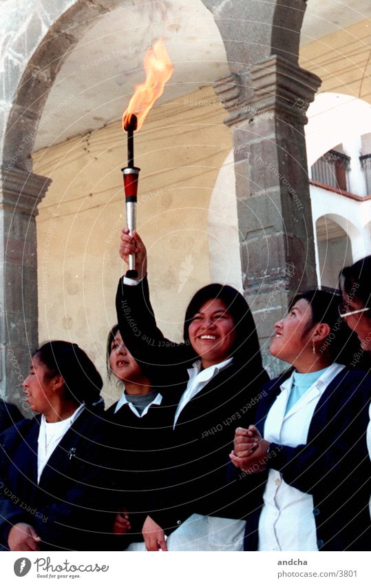 glückliche fackelträgerin Mädchen Schulkind Uniform Mensch Fackel Feuer Bolivien lachen