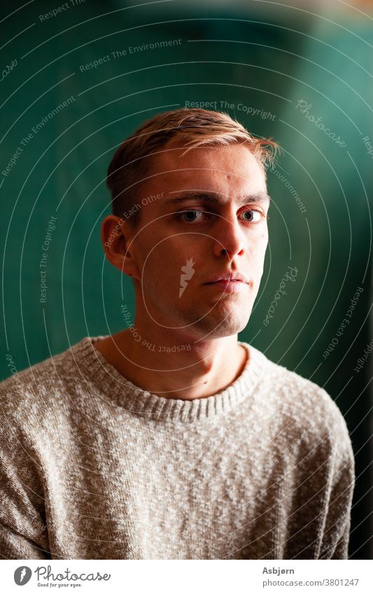 Porträt eines jungen Mannes Studioaufnahme Kontrast Gefühle Mensch Gesicht Licht grün Schatten Kunstlicht Jugendliche 18-30 Jahre